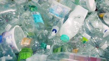 Geri dönüşüm için karıştırılmış plastik kaplar ve şişeler