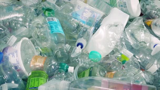 リサイクルのための混合されたプラスチック容器そしてびん — ストック動画