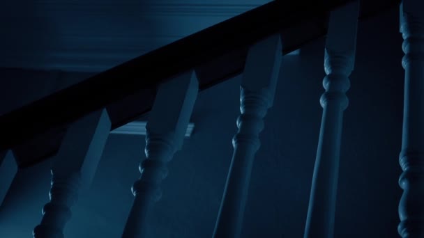 Pasando Escaleras Escena Espeluznante Casa Oscura — Vídeos de Stock