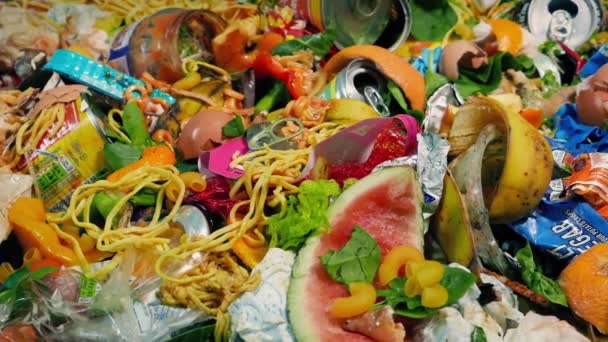Het Passeren Van Prullenbak Met Gemengde Containers Voedingsmiddelen — Stockvideo