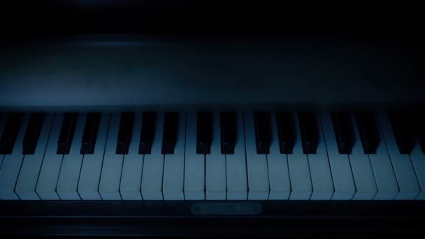 Πιάνο Ανοίγει Κλείνει Στο Στοιχειωμένο Σπίτι — Αρχείο Βίντεο