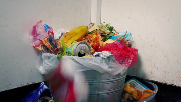 Çöp Fırlatılan Kaçırılan Kutu Kirli Daire Çekim — Stok video
