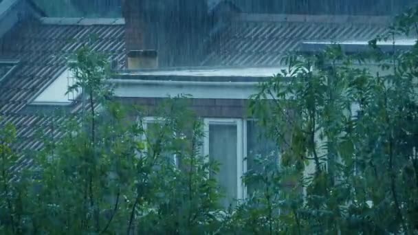 Heftige Regenfälle Bei Sturm Auf Häuser — Stockvideo