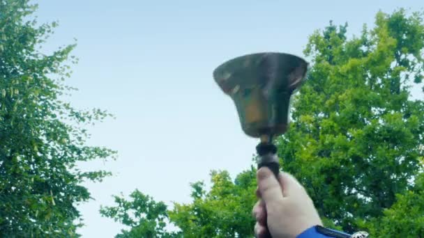 Man Rings Hand Bell Venku Historickém Oblečení — Stock video