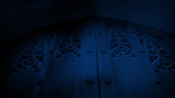 Τρομακτικές Σκιές Που Κινούνται Πάνω Από Μεγάλη Μεσαιωνική Πόρτα — Αρχείο Βίντεο