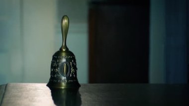 Zenginler Zili Olan Uşağı Çağırır