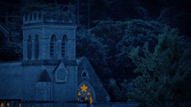 Obsługa Kościoła Wieczorem Budynek Podświetlanymi Oknami — Wideo stockowe