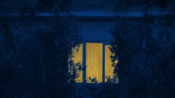 Geceleri Işık Açık Apartmana Sağanak Yağmur Yağıyor — Stok video