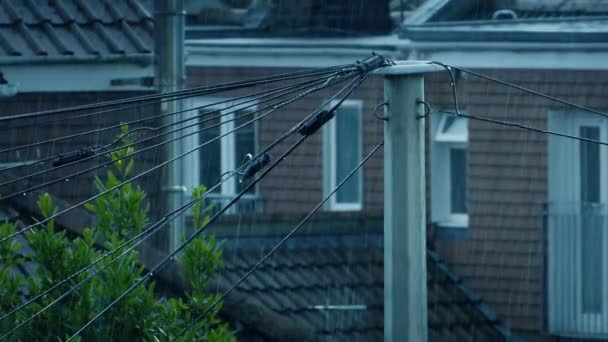 房屋及电线杆上的大雨 — 图库视频影像