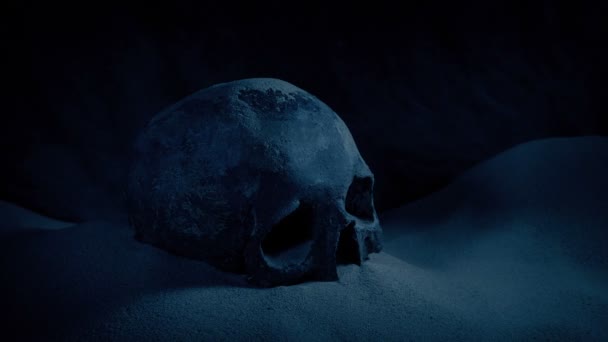 黑暗洞穴中的老骷髅移动射击 — 图库视频影像