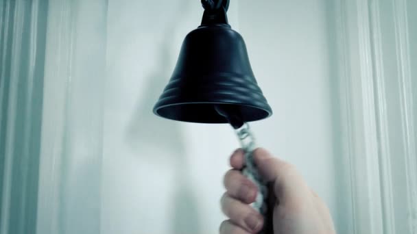 Bell Είναι Κτύπησε Στον Τοίχο Εσωτερικό Πυροβολισμό — Αρχείο Βίντεο