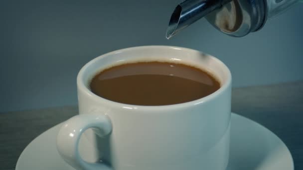 将糖倒入咖啡 牛奶或黑咖啡中 — 图库视频影像