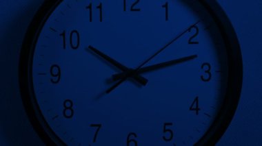 Gece Kapanışında Saat Yüzü