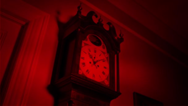 Sombras Assustadoras Sobre Relógio Velho Luz Vermelha — Vídeo de Stock
