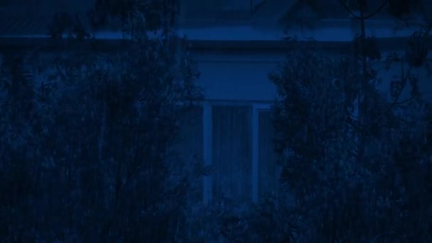 夜间暴雨中建筑物的照明或关灯 — 图库视频影像