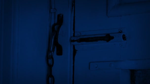 Adam Geceleri Kapıyı Kilitler Kilitler — Stok video