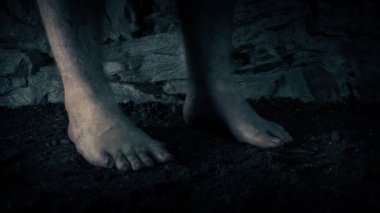 Mağarada yürüyen ve ayakta duran bir adam