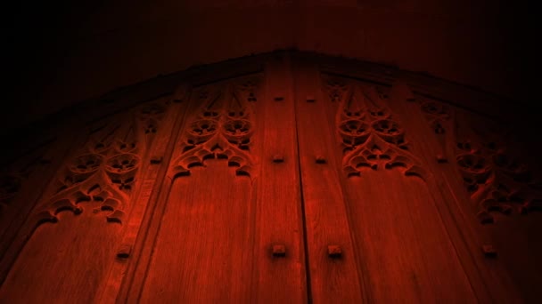 火光中的教堂门中世纪场景 — 图库视频影像