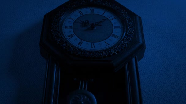 Los Rayos Iluminan Viejo Reloj Casa — Vídeos de Stock