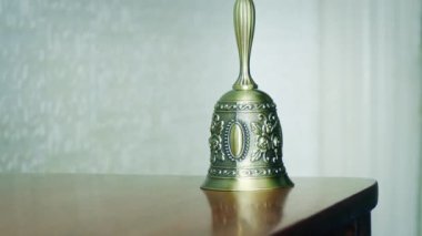 Otelde ya da evde hizmet için zili çalıyorlar.