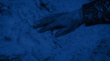 Gece Çemberindeki Kar Üzerinde Bir Kişi Vuruldu