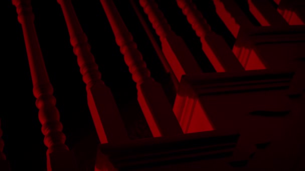Passando Escadas Iluminação Vermelha Assustadora — Vídeo de Stock
