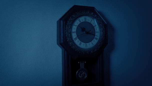 Movimiento Pasado Antiguo Reloj Pared Oscuridad — Vídeo de stock