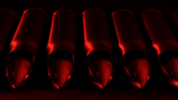 赤いレタルの腕のコンセプトの弾丸の列 — ストック動画