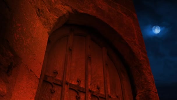 中古时代的门在月亮上方的火光中 — 图库视频影像