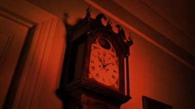 Eski Saatin Üzerindeki Şömine Işığındaki Canavar Gölgeleri