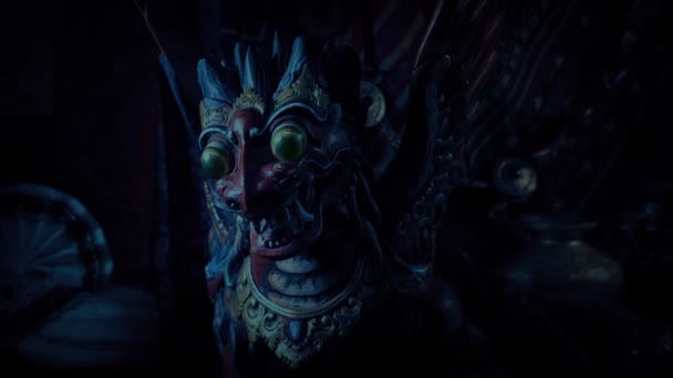 Figura Dragão Assustador Com Olhos Brilhantes Cena Halloween — Vídeo de Stock