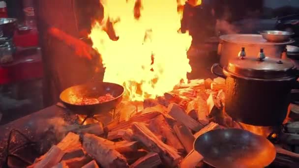Fire Whoshes Pots Cooking Street Market — Stock video