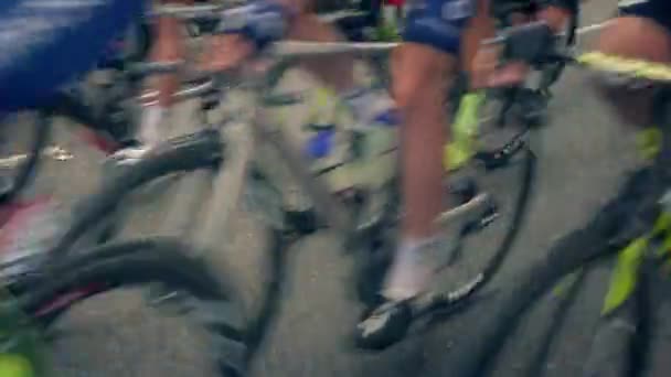 Ciclo Carrera Comienza Con Muchas Bicicletas Que Pasan — Vídeo de stock