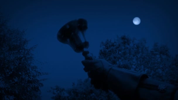 月の光でベルを鳴らす男の歴史的なシーン — ストック動画