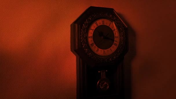 Effrayantes Ombres Torsadées Sur Horloge Murale Antique Dans Lumière — Video