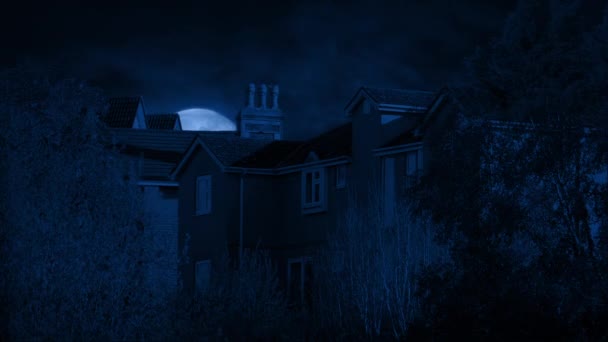 Großer Mond Steigt Schnell Hinter Häusern Auf — Stockvideo