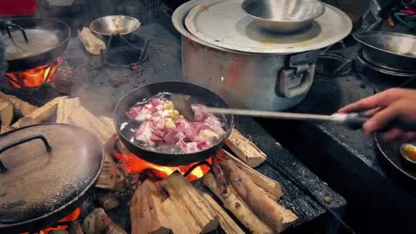 Traditionell Brand Matlagning Utomhusmarknaden Natten Sekvens — Stockvideo