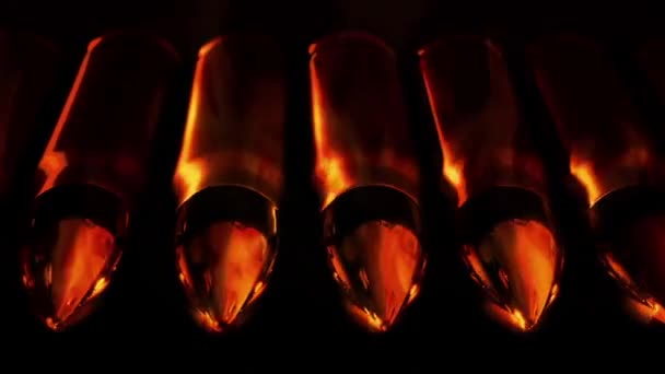 Las Balas Fila Reflejan Fuego — Vídeo de stock