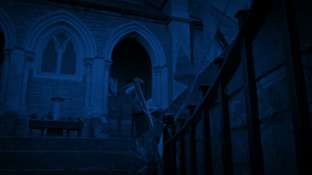 夜幕降临时 教堂墙壁上飘扬着彩旗 — 图库视频影像
