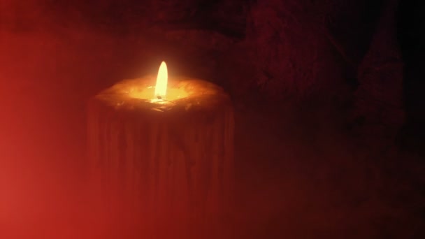 Kerze Brennt Und Erlischt Nebliger Höhle — Stockvideo