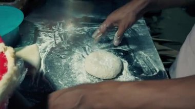 Şehirdeki Markette Pizza Yapımı