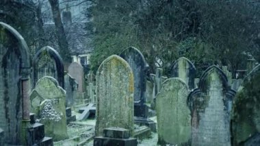 Eski Ülke Mezarlığına Kar Düşüyor