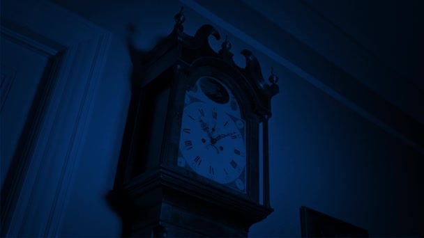 Reloj Cara Luces Hasta Embrujado Escena Casa — Vídeos de Stock