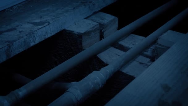 暗闇で露出された水道管 — ストック動画