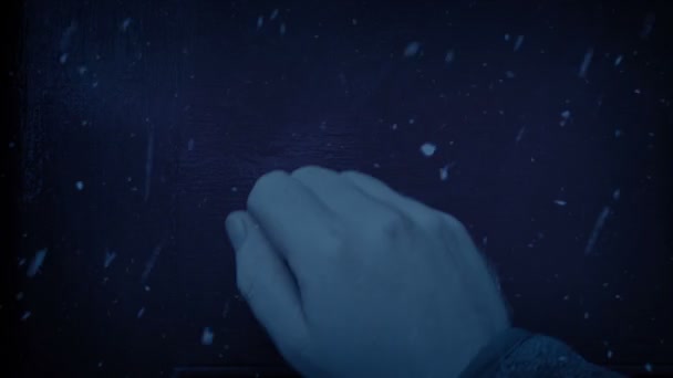 Homem Bate Porta Queda Neve Final Dia — Vídeo de Stock