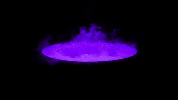 Cuve Bouillonnante Violette Dans Noir — Video