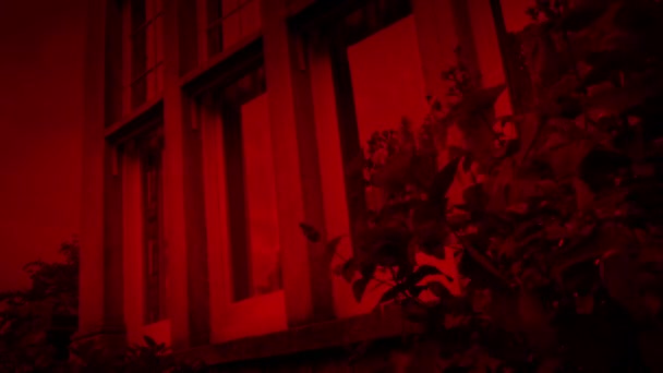Fenêtres Vieille Maison Sur Ciel Rouge Effrayant Soirée Venteuse — Video