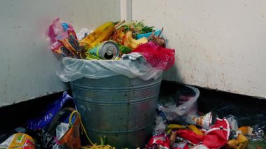 Evdeki dağınık çöp tenekesi