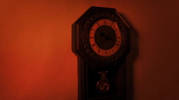 Şömine Işığında Eski Saat Geçiyor — Stok video