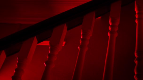 Effrayant Maison Intérieur Passage Escalier Dans Lumière Rouge — Video